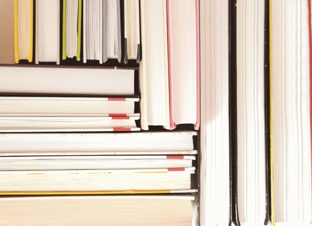 raccolta di libri con copertina rigida impilati in uno schema di pila fatto di libri per l'apprendimento e lo studio dell'alfabetizzazione e del concetto di educazione