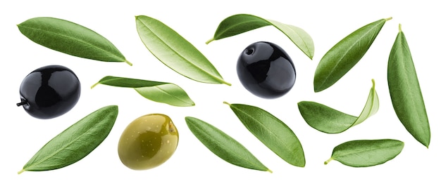 Raccolta di olive nere e verdi con foglie isolate su sfondo bianco con tracciato di ritaglio