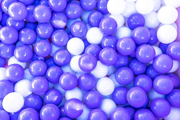 Raccolta di palline viola e bianche in un boz