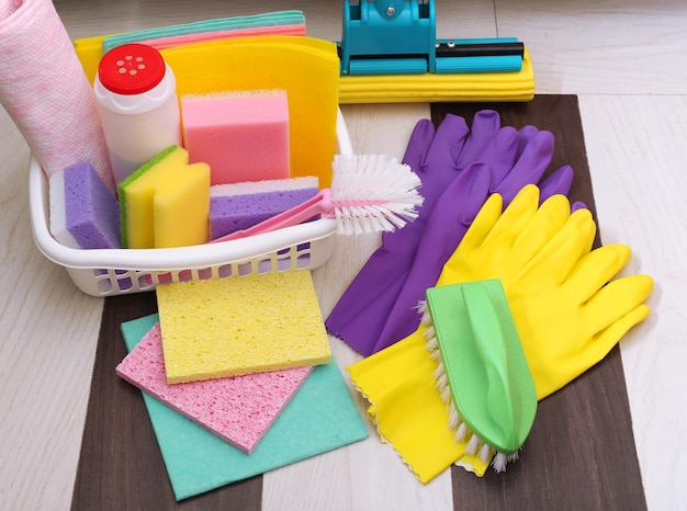 Raccolta di prodotti e strumenti per la pulizia