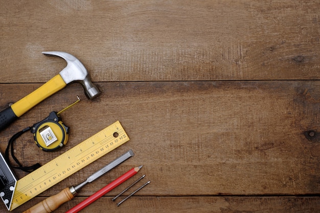 Raccolta di utensili per la lavorazione del legno su uno sfondo di legno grezzo banco da lavoro con lo spazio della copia