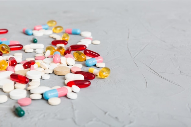 Raccolta di varie compresse e pillole mediche Pillole farmaceutiche assortite compresse e capsule sullo sfondo del tavolo Mucchio di varie compresse medicinali assortite Assistenza sanitaria