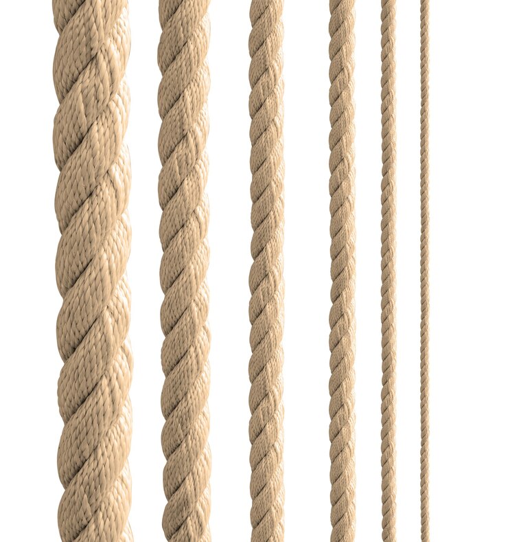 Raccolta di varie corde di corde su sfondo bianco.