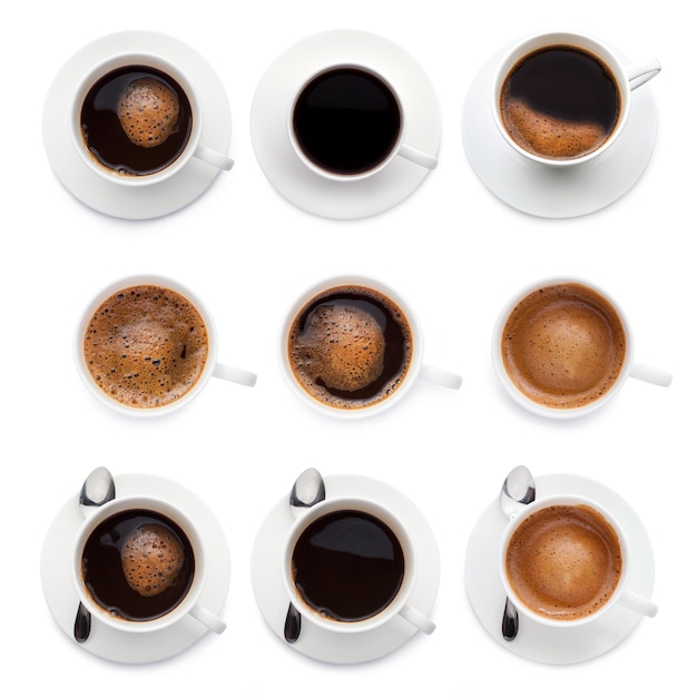 Raccolta di varie tazze di caffè su sfondo bianco