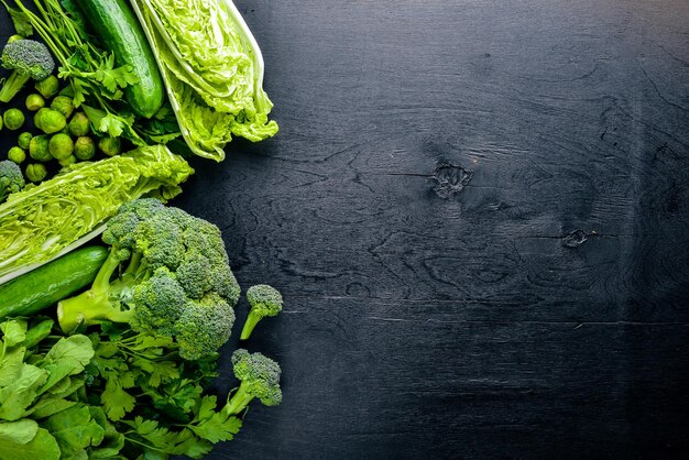 Raccolta di verdure fresche poste su pietra nera