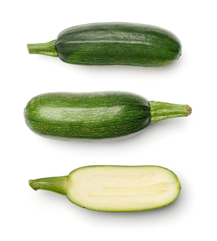 Foto raccolta di zucchine isolate su sfondo bianco