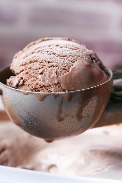 Raccolta manuale del gelato con un cucchiaio da una ciotola