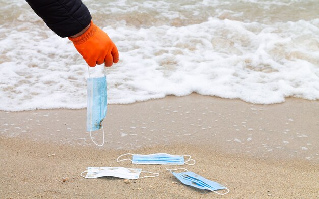 Raccolta volontaria di maschere per il viso da Ocean Beach