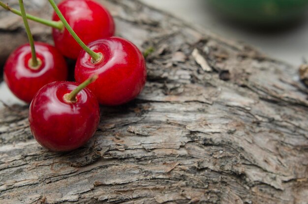 raccolte ciliegie dolci e rosse su legno rustico