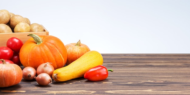 Raccolto autunnale. Assortimento di verdure biologiche fresche sulla tavola di legno con lo spazio della copia. Bandiera.