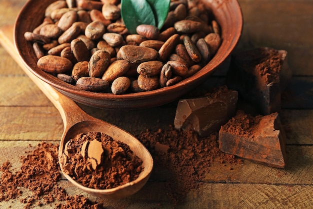 Raccolto di cacao aromatico su fondo di legno si chiuda