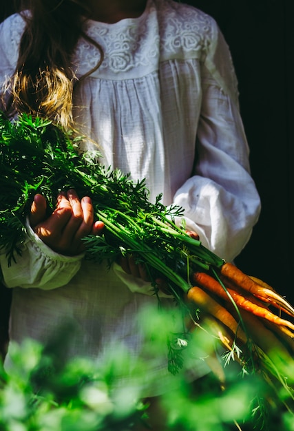 raccolto di verdure nelle mani di una bambina