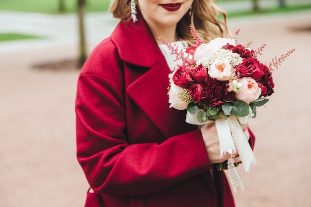 Raccolto donna con mazzo di fiori