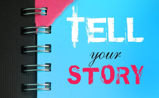 Racconta le parole della tua storia sulla pagina blu cielo di copyybok in bianco e rosa Concetto di copywriting narrativo