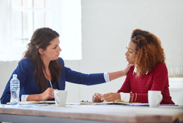 Raccontami Ripresa di due colleghi che discutono in un ufficio