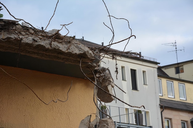 Raccordi di un muro distrutto che sporge da un edificio residenziale distrutto dal terremoto