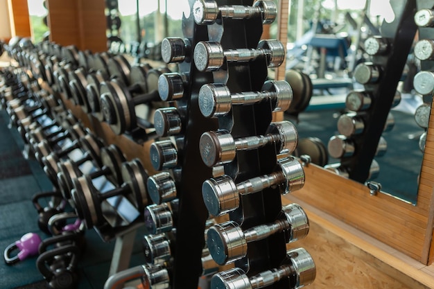 Rack con manubri in palestra