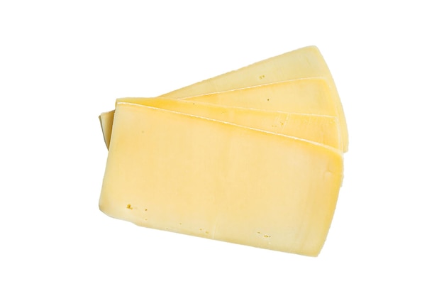 Raclette crudo Fette di formaggio svizzero isolato su sfondo bianco