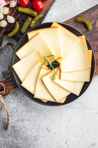 raclette formaggio spuntino antipasto cibo sul tavolo spazio copia sfondo alimentare rustico vista dall'alto