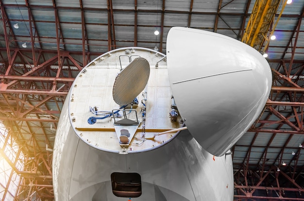 Radar meteorologico del Doppler sotto il naso dell'aereo dalla cabina di pilotaggio.