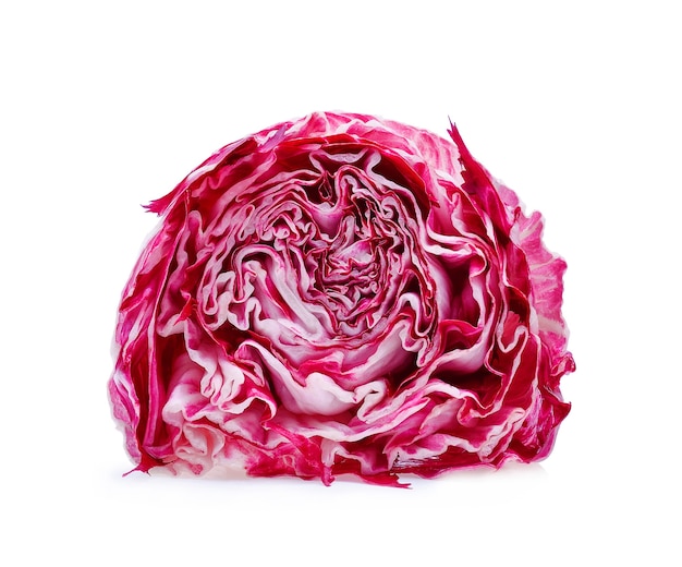 Radicchio, insalata rossa isolata su bianco.