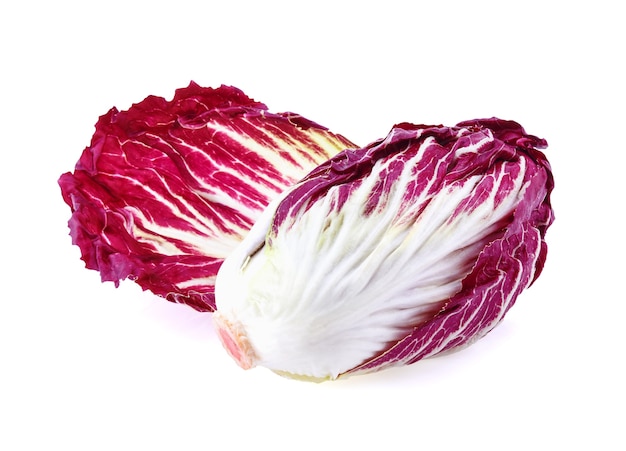 Radicchio isolato su sfondo bianco