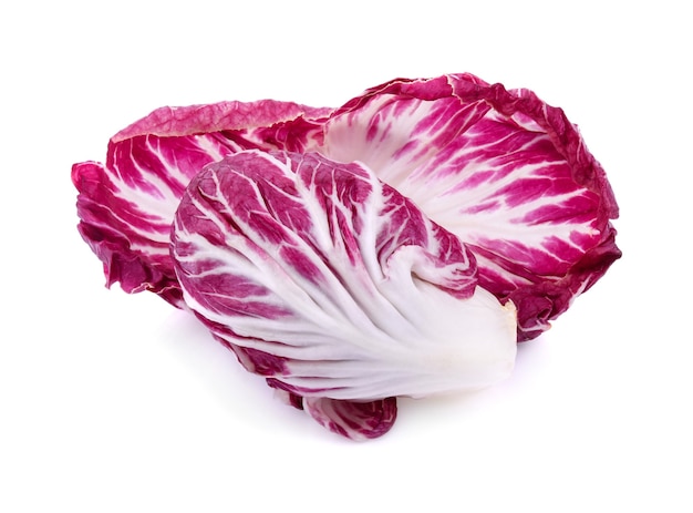 Radicchio o insalata rossa isolato su sfondo bianco