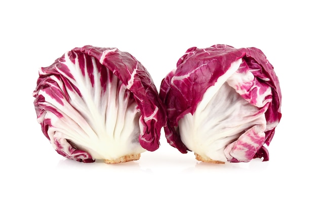 Radicchio o insalata rossa isolato su sfondo bianco