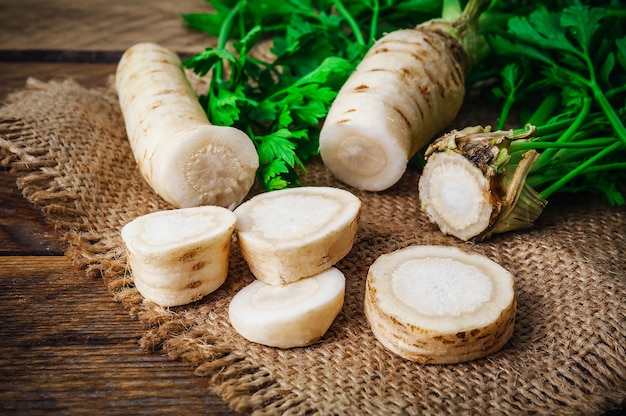 Radice di prezzemolo tritata cruda sul tovagliolo della tela da imballaggio