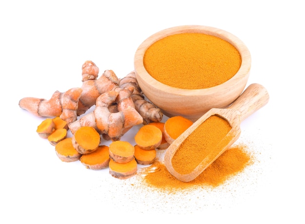 Radici di curcuma e polvere di curcuma isolate