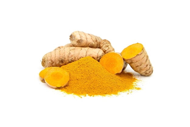 Radici di curcuma e polvere isolate su sfondo bianco Dimezza il rizoma di curcuma