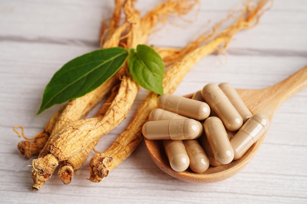 Radici di ginseng e cibo sano a foglia verde