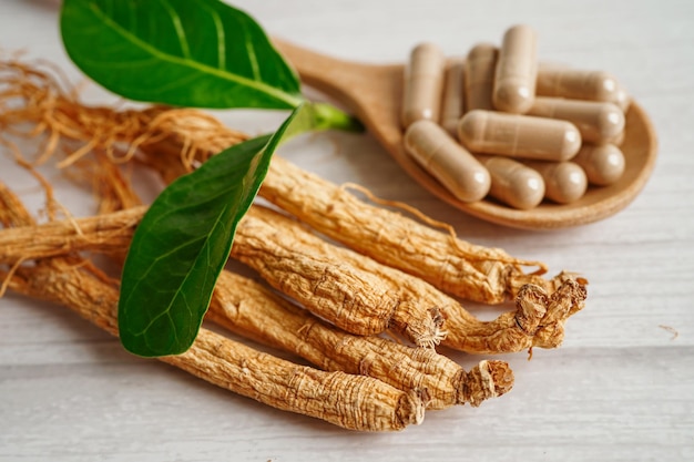 Radici di ginseng e cibo sano a foglia verde