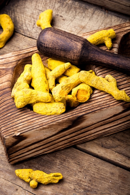 Radici e polvere di curcuma