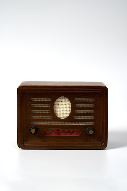 Radio a transistor retrò radio portatile alimentata a batteria su sfondo bianco isolato