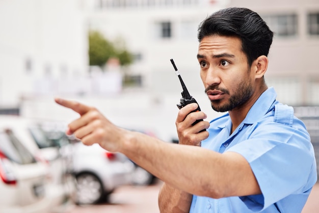 Radio dell'uomo della sicurezza e punto in strada per la legge sull'ispezione o avviso con backup delle chiamate e ufficiale di polizia della città all'aperto e comunicazione per fermare il crimine sui servizi pubblici o sulla sicurezza del walkie talkie