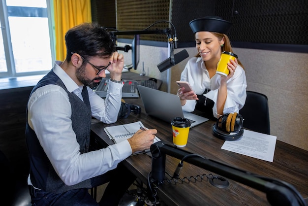 Radio dj che parla con un ospite in uno studio radiofonico