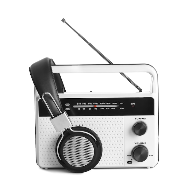 Radio retro e cuffie isolate su bianco