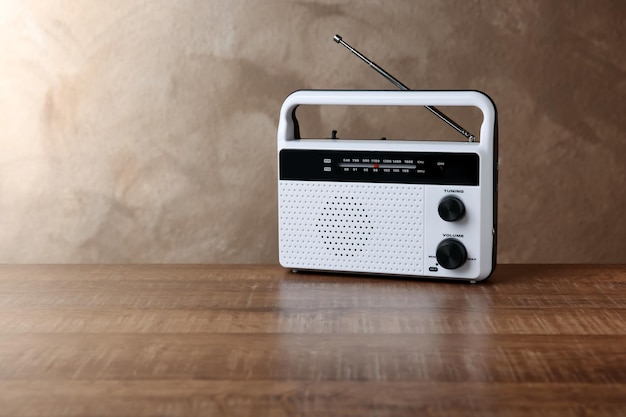 Radio retro su sfondo a colori