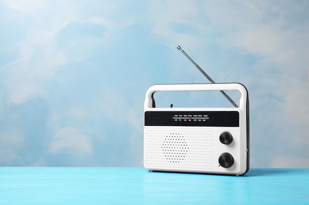 Radio retro su sfondo a colori