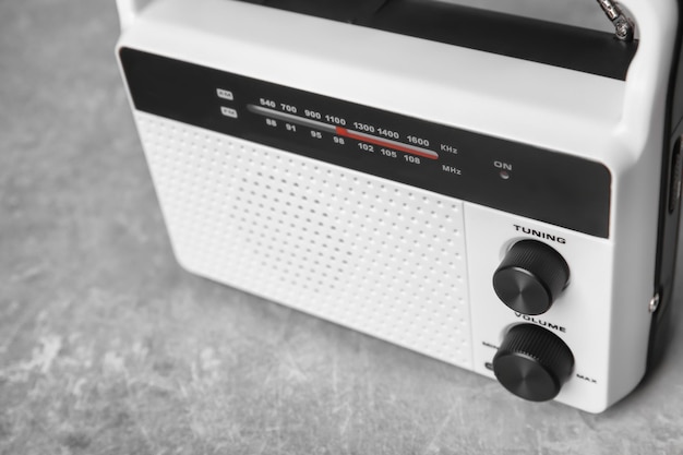 Radio retrò sul primo piano del tavolo