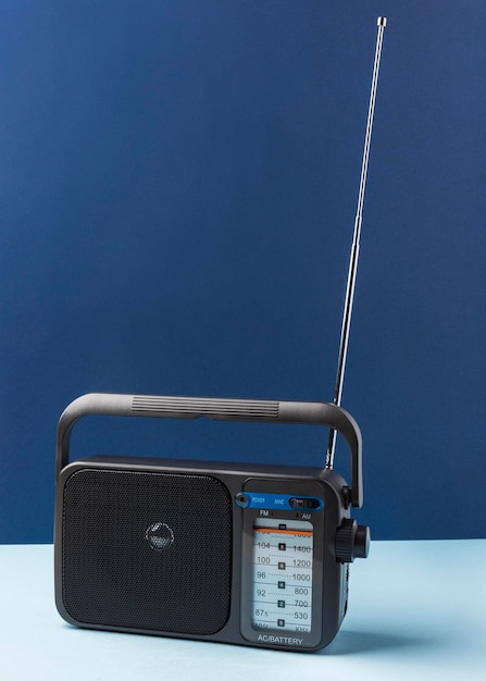 Radio retrò sul tavolo blu