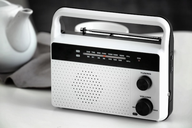 Radio retrò sul tavolo di casa