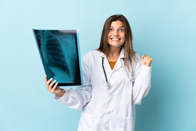 Radiografia della holding della donna del giovane medico che celebra una vittoria nella posizione del vincitore