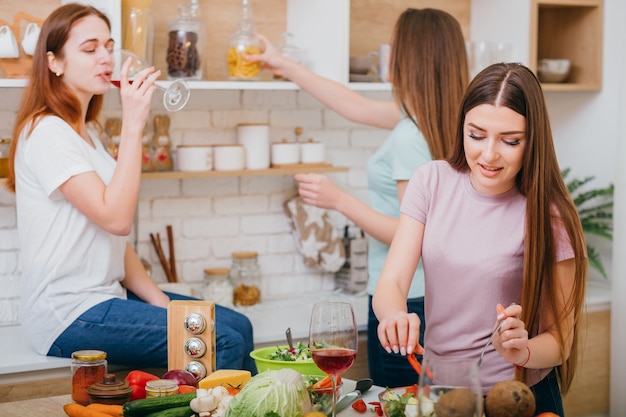 Raduno femminile. Amicizia. Giovani donne felici che si divertono alle feste.