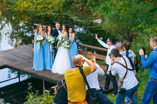 RADZIVILKI, BIELORUSSIA - 10 OTTOBRE: I fotografi riprendono i testimoni dello sposo e le damigelle al workshop di matrimonio al 10 ottobre 2016 a Radzivilki, Bielorussia