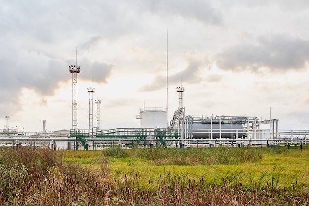 Raffineria d'olio. Industria petrolifera. Olio crudo.