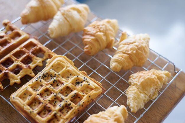 Raffreddamento di croissant e waffle su rete metallica