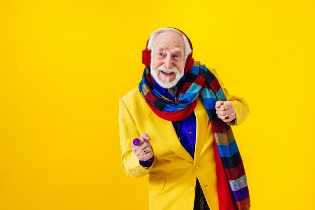 Raffreddare l'uomo anziano con il ritratto di stile di abbigliamento alla moda su sfondo colorato