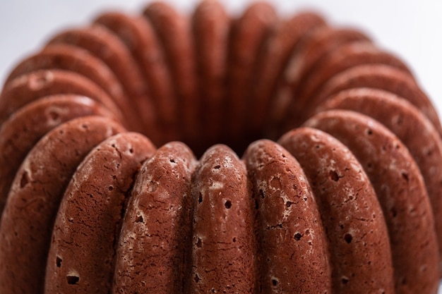 Raffreddare la ciambella di velluto rosso appena sfornata su uno stendino da cucina.